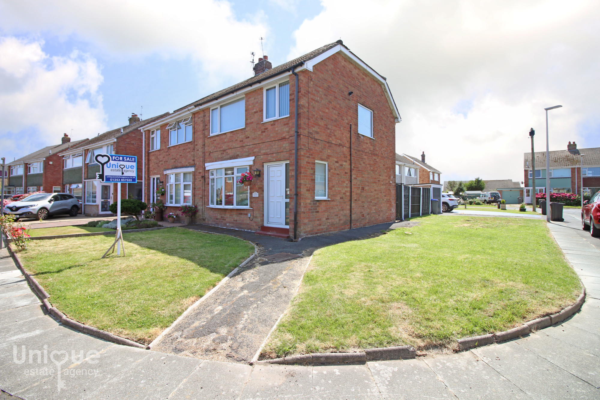 3 bedroom Semi-detached house Under Offer