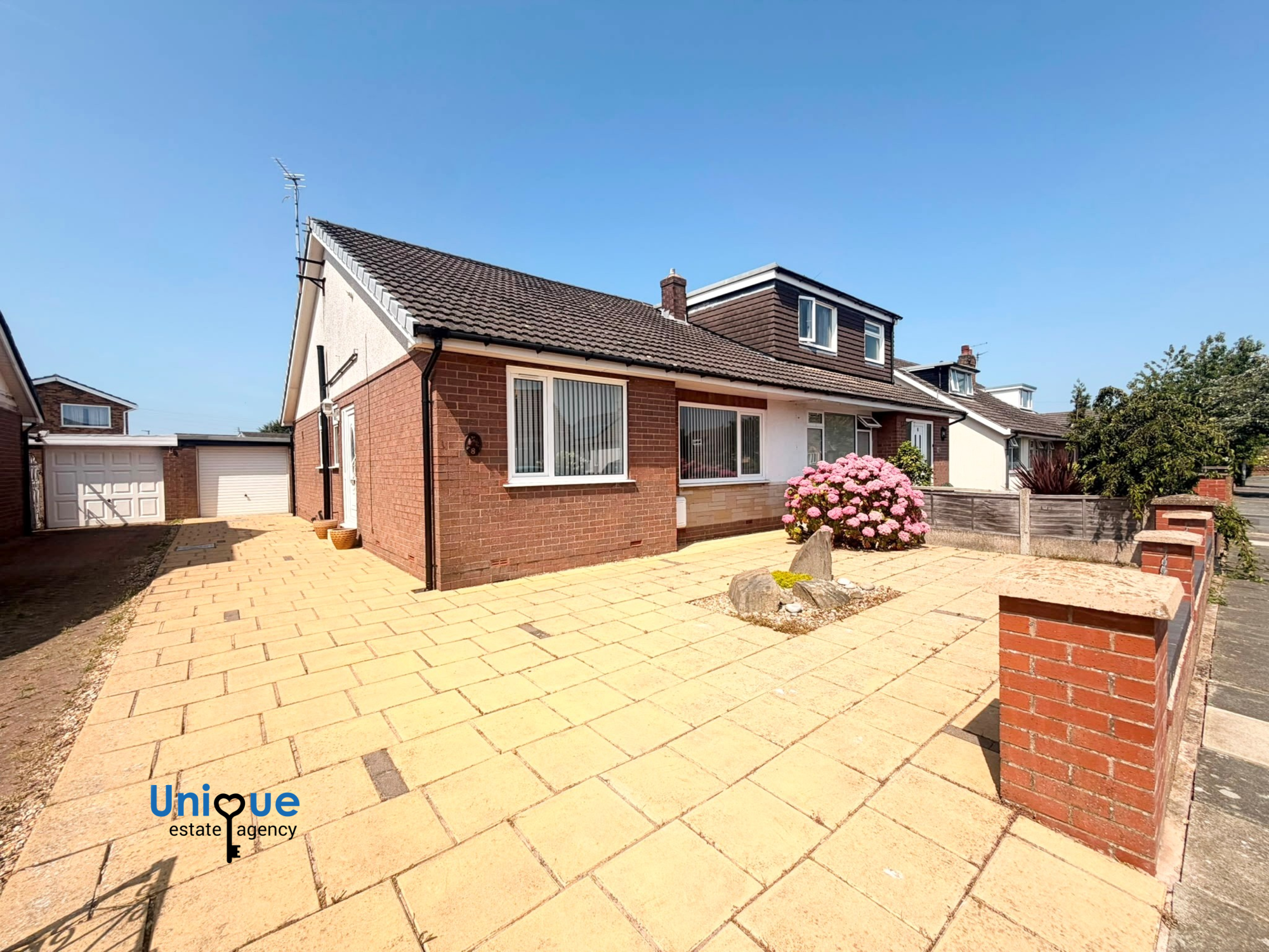 2 bedroom Detached bungalow To Let