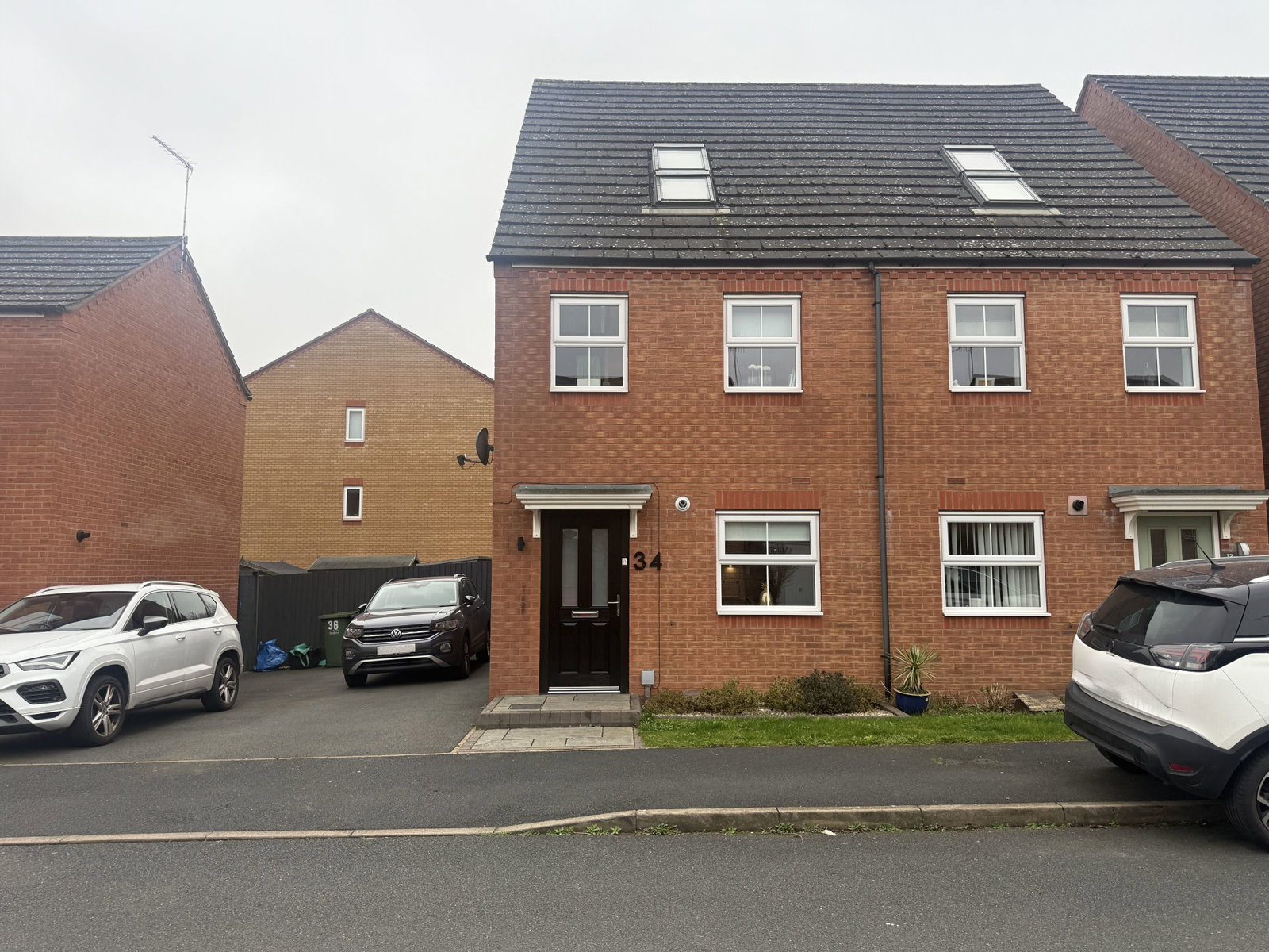 3 bedroom Semi-detached house Under Offer