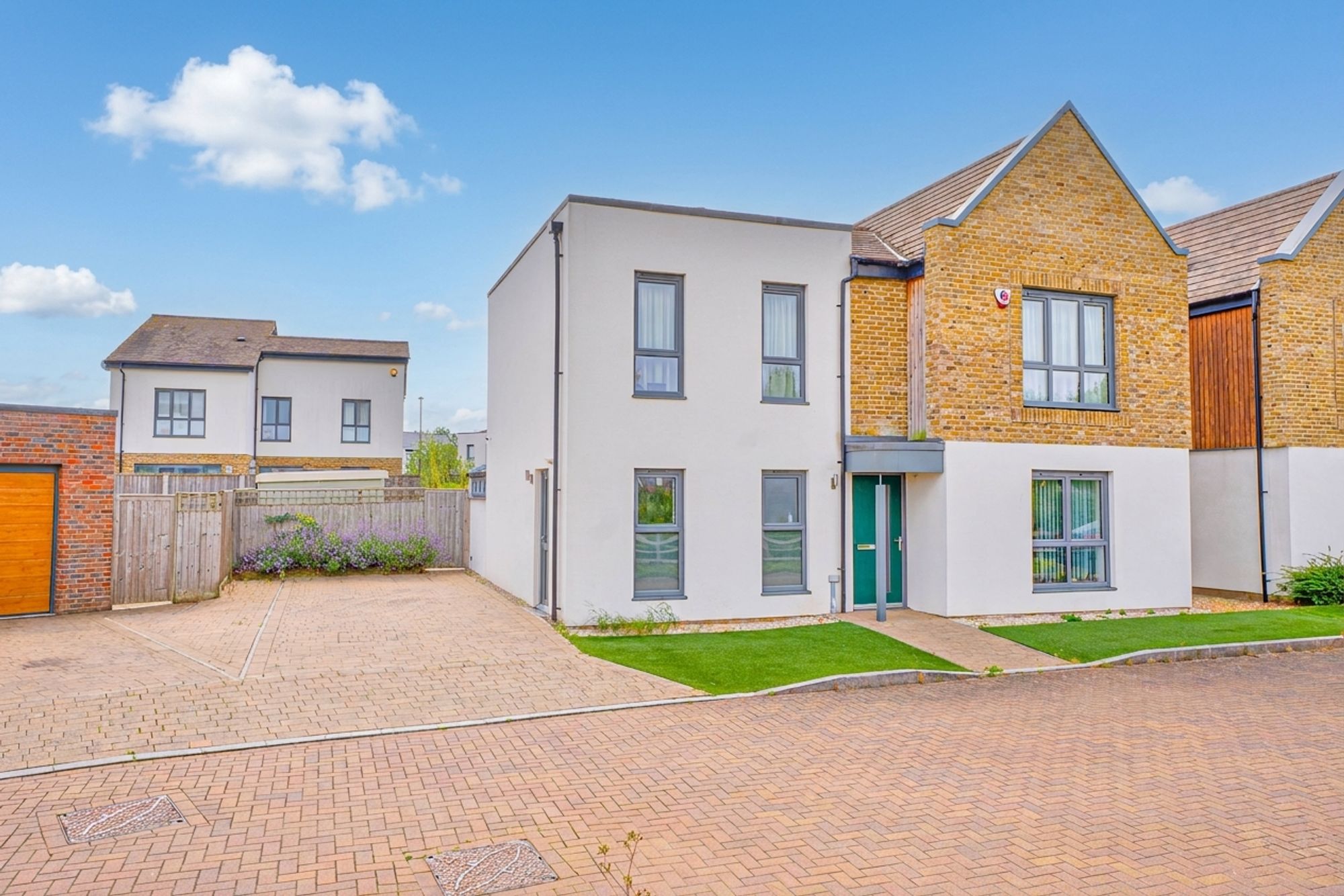 4 bedroom Detached house Under Offer