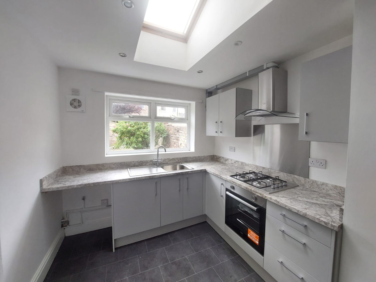 2 bedroom Flat To Let