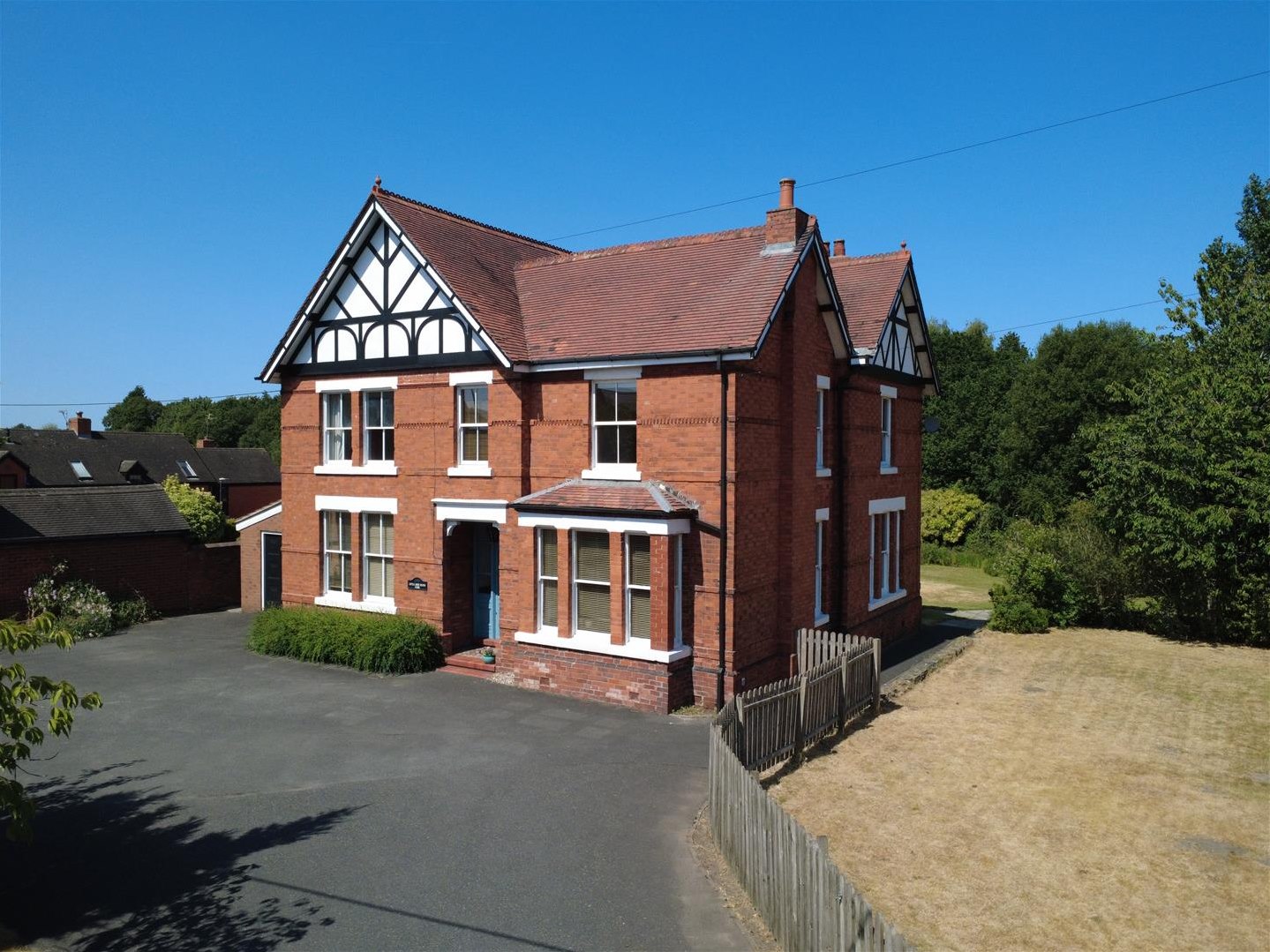 6 bedroom Property For Sale