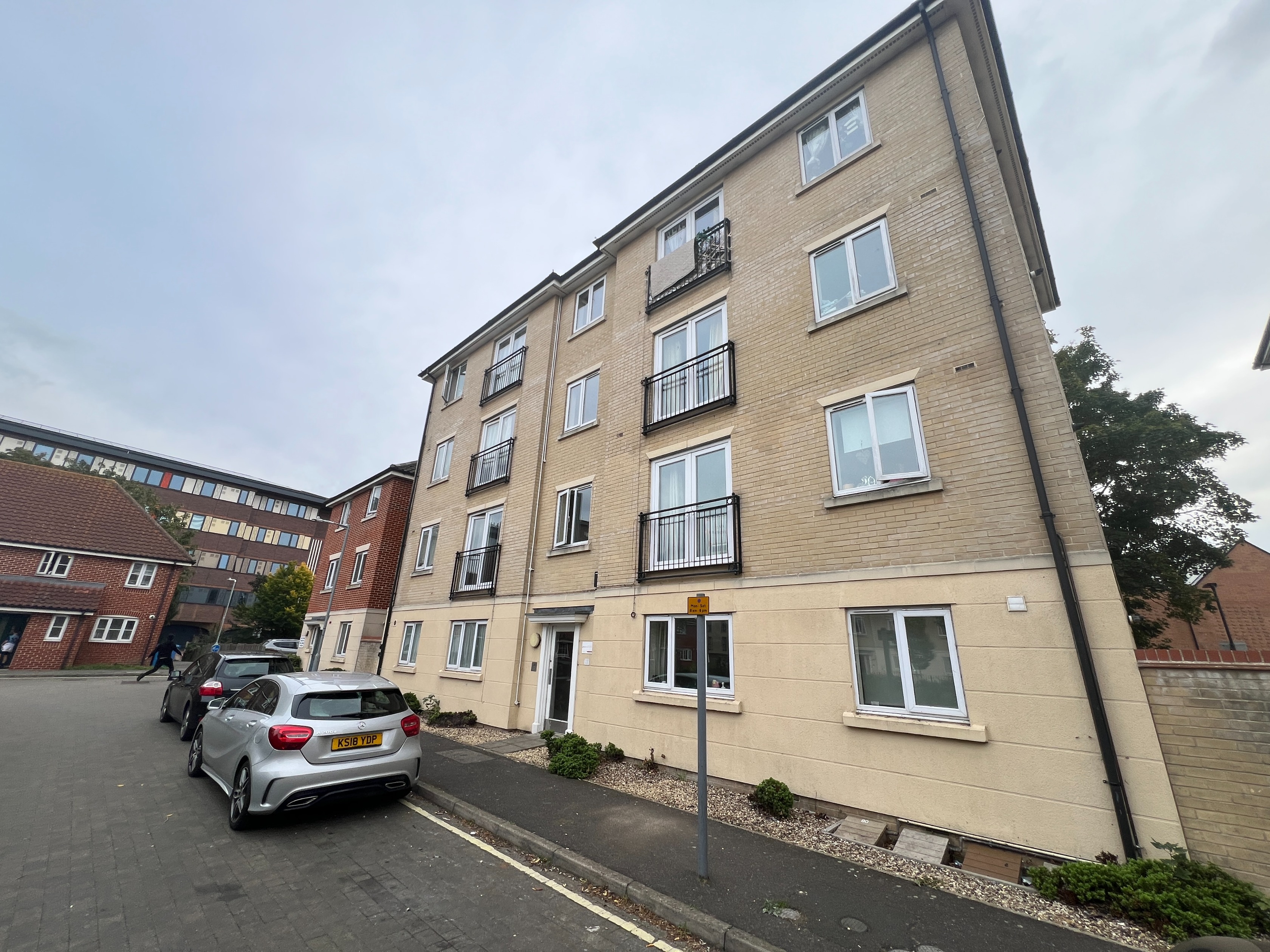2 bedroom Flat For Sale