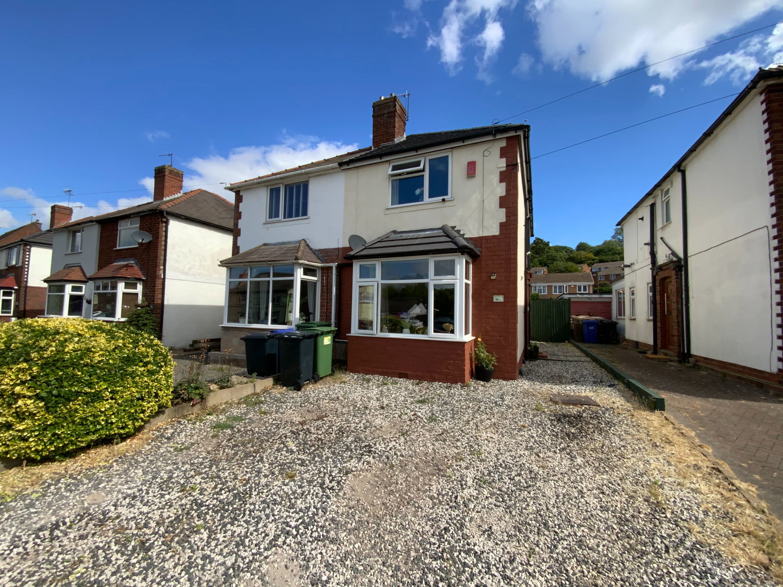 2 bedroom Semi-detached house Under Offer