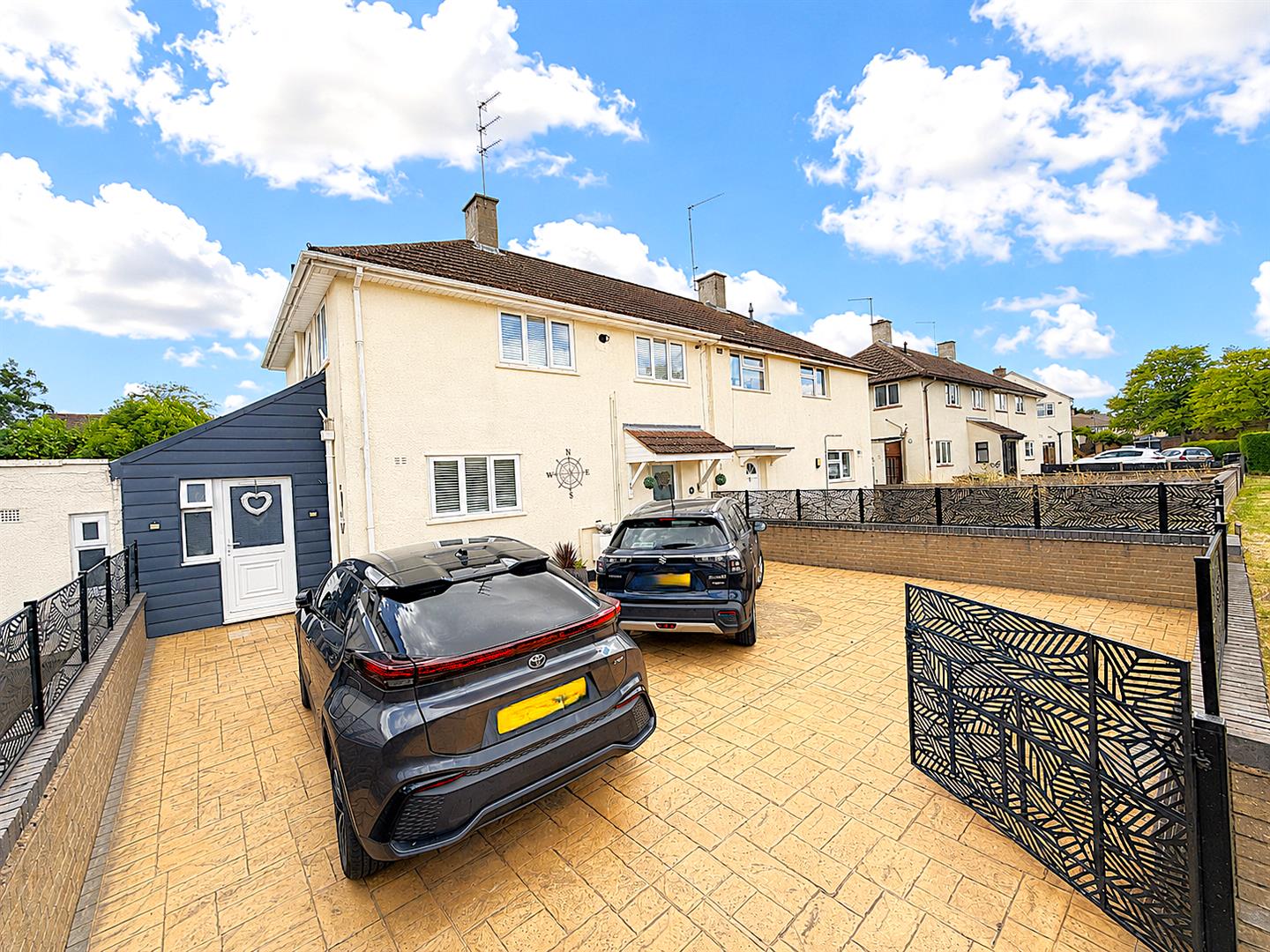 3 bedroom Semi-detached house Under Offer