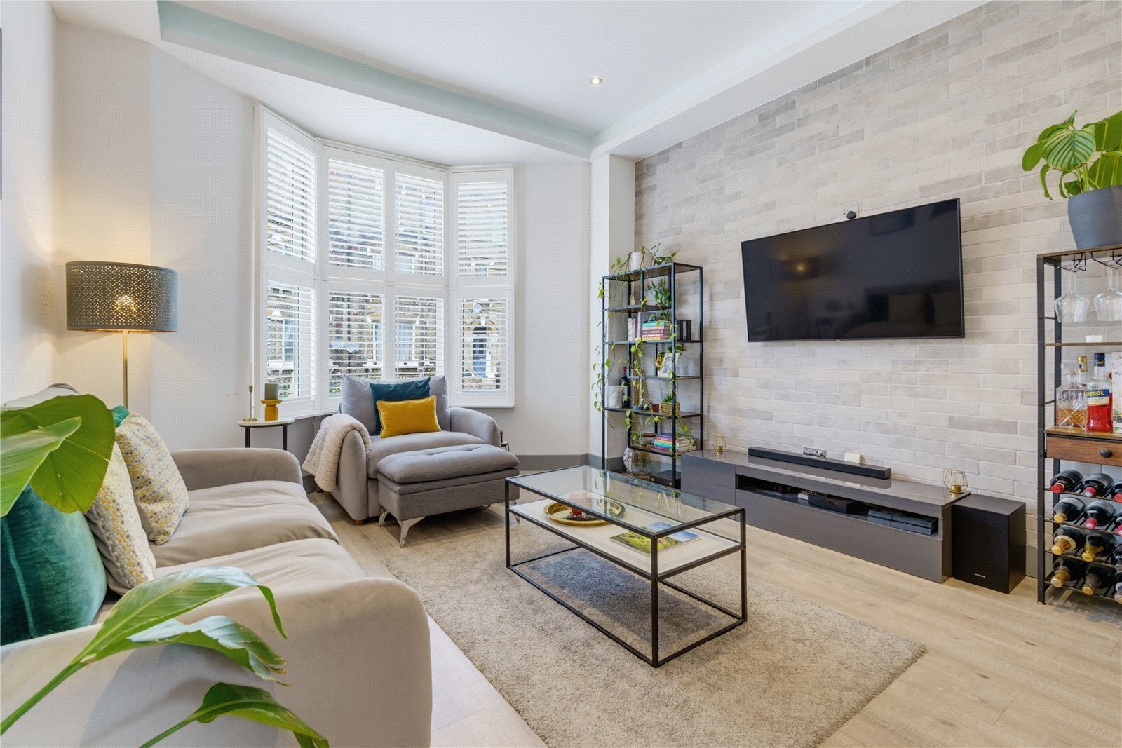 2 bedroom Maisonette For Sale