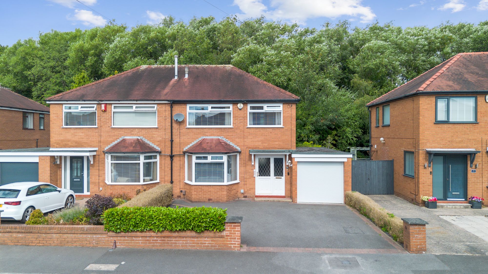 3 bedroom Semi-detached house Under Offer