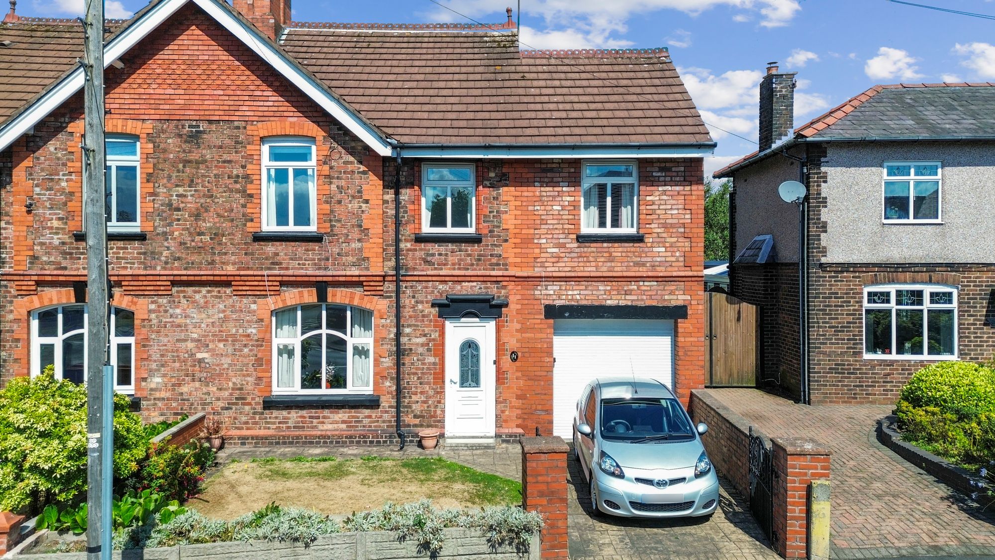 3 bedroom Semi-detached house Under Offer
