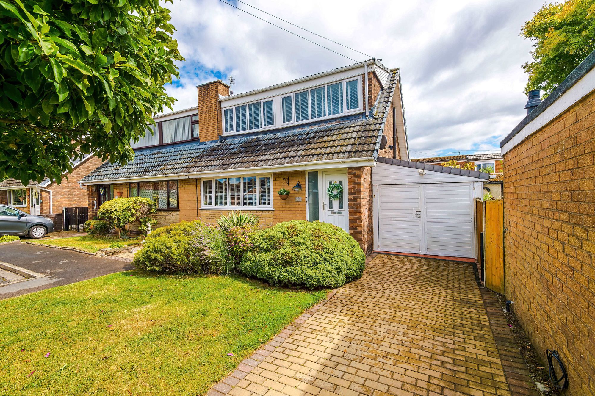 3 bedroom Semi-detached house Under Offer