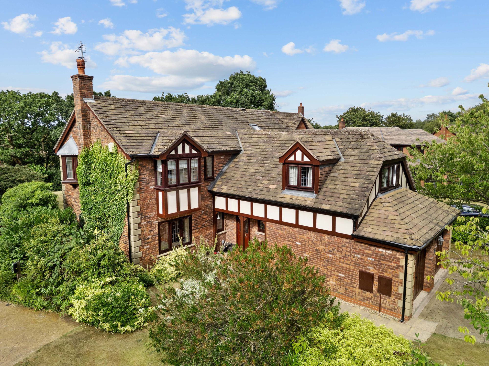 5 bedroom Detached house Under Offer