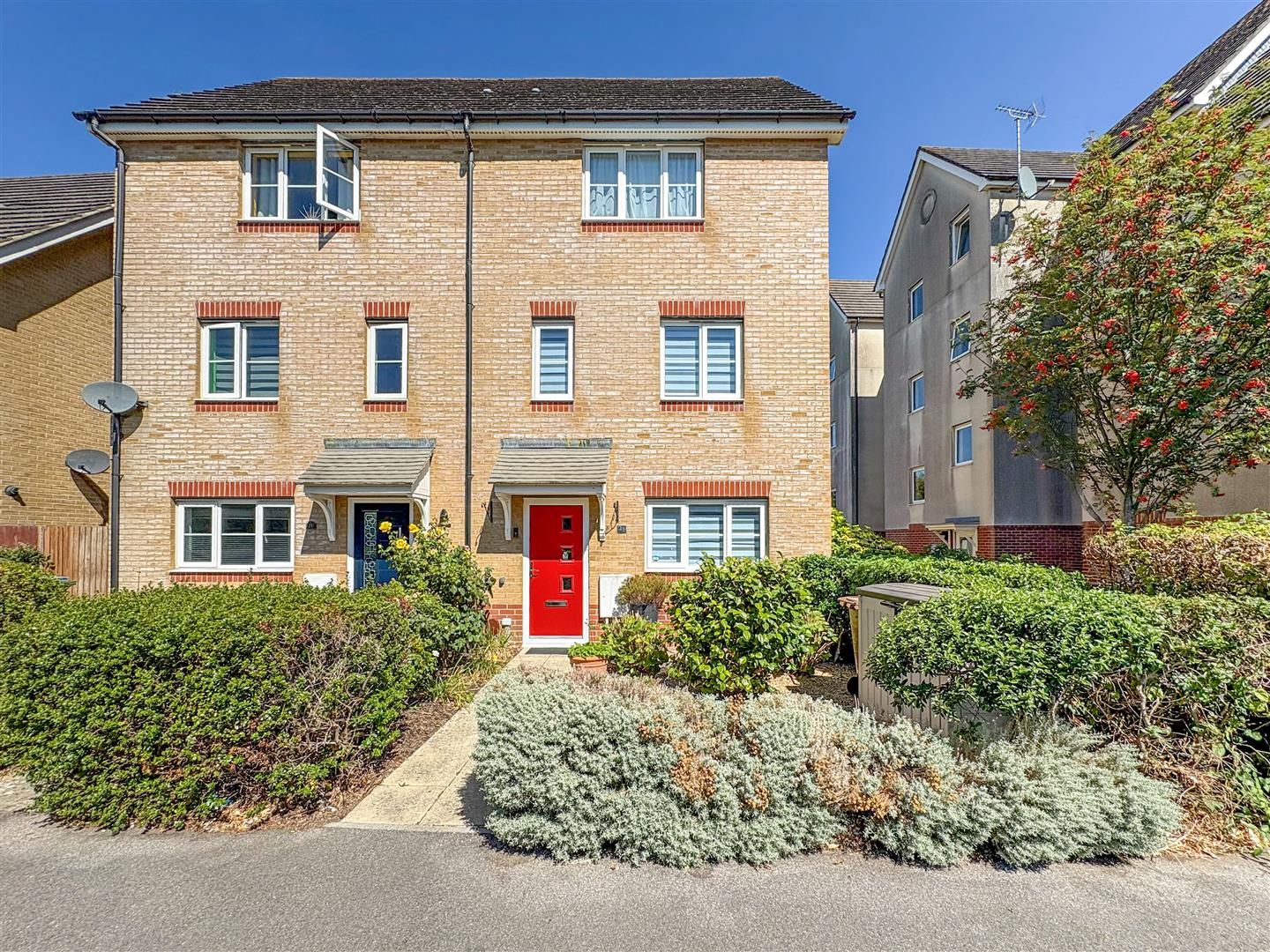4 bedroom Semi-detached house For Sale