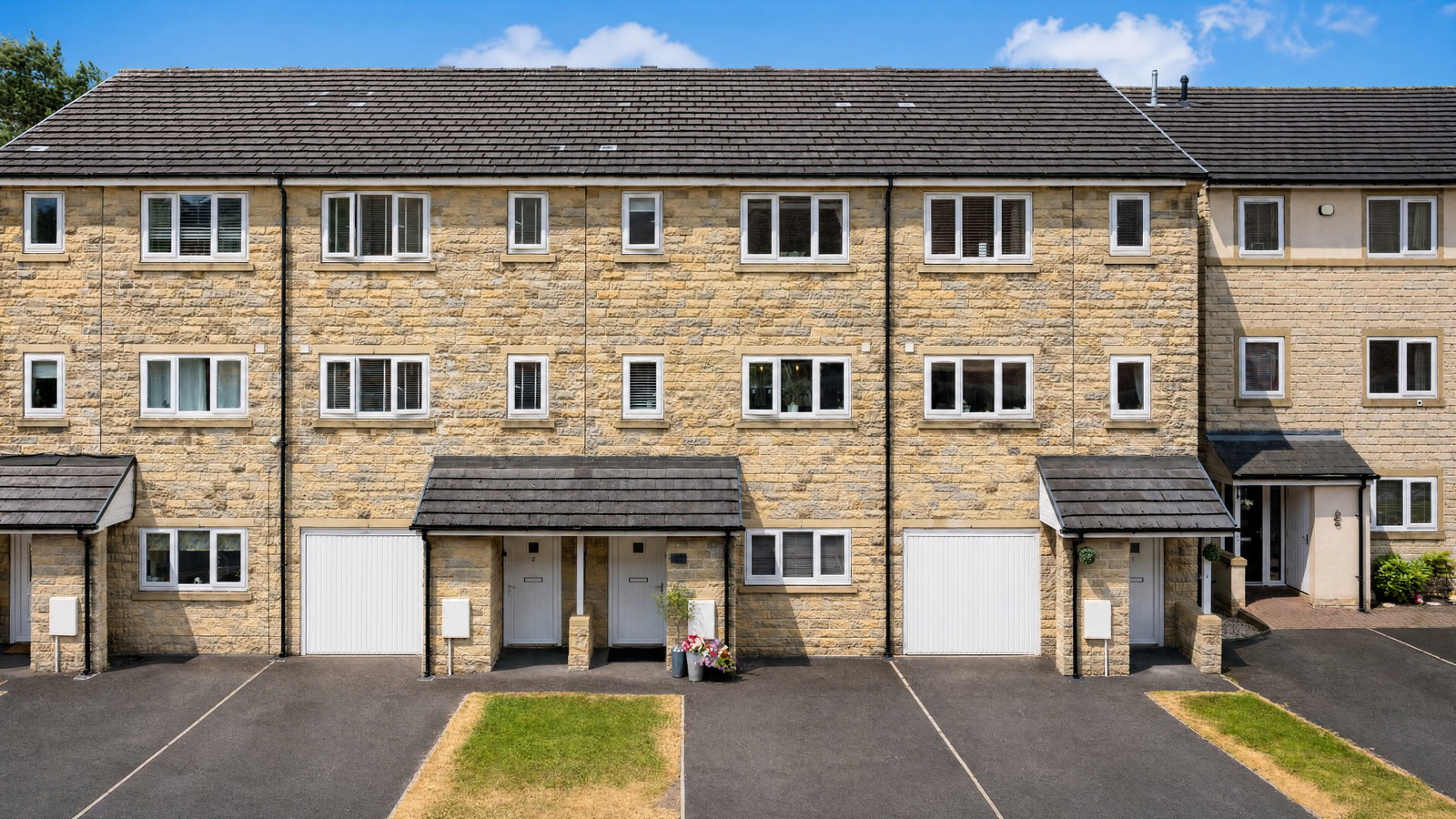 5 bedroom Town house For Sale