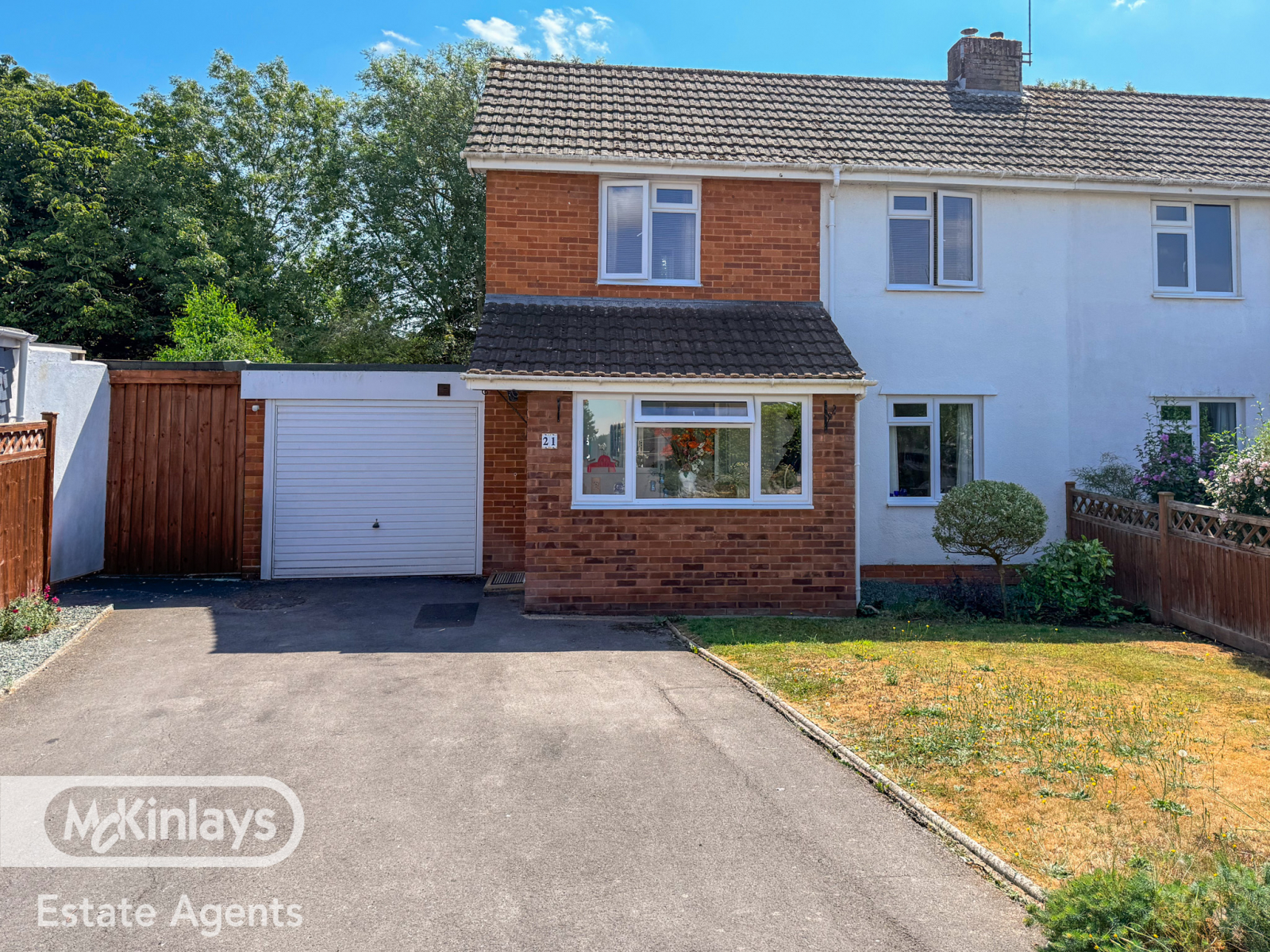 2 bedroom Semi-detached house Under Offer