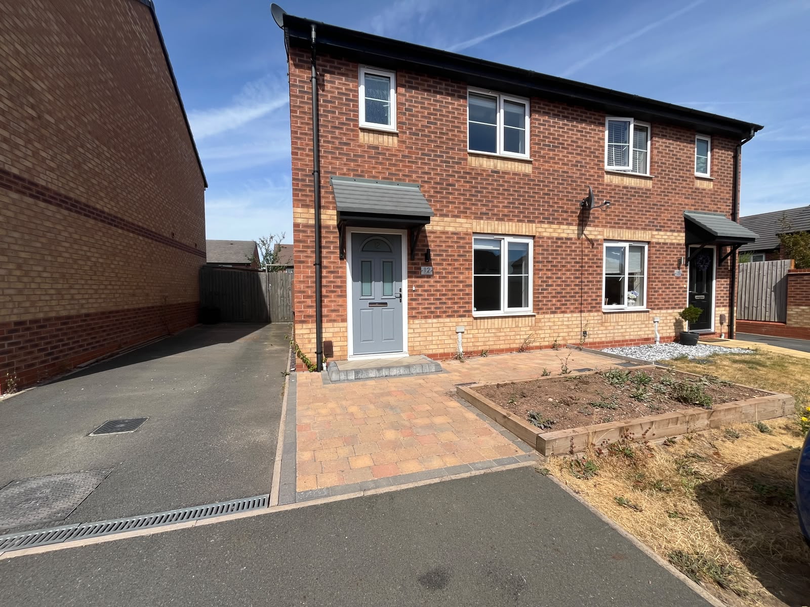 3 bedroom Semi-detached house To Let