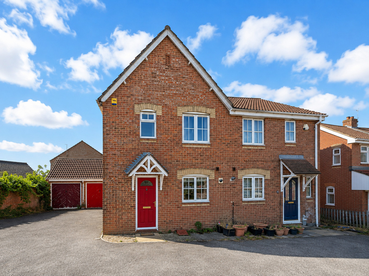 3 bedroom Semi-detached house To Let
