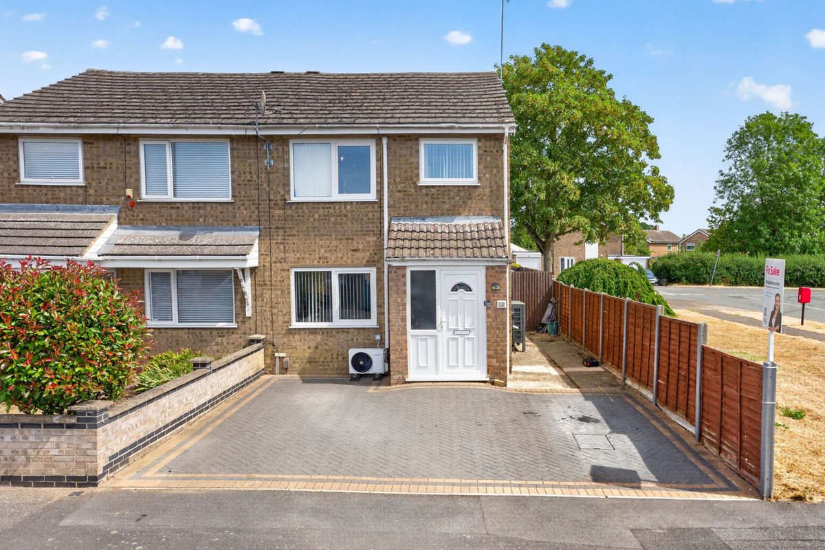 3 bedroom Semi-detached house For Sale