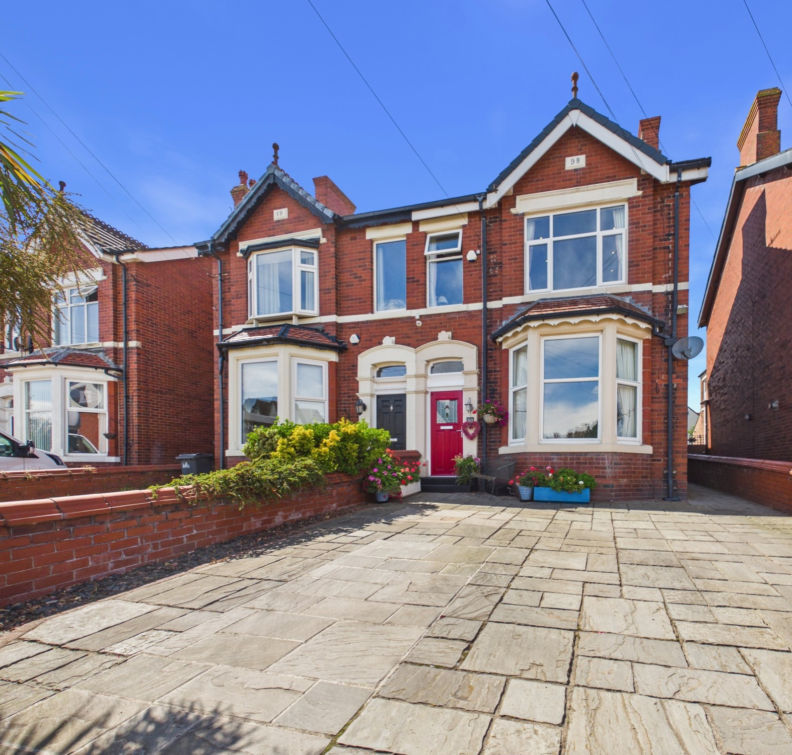 5 bedroom Semi-detached house Under Offer