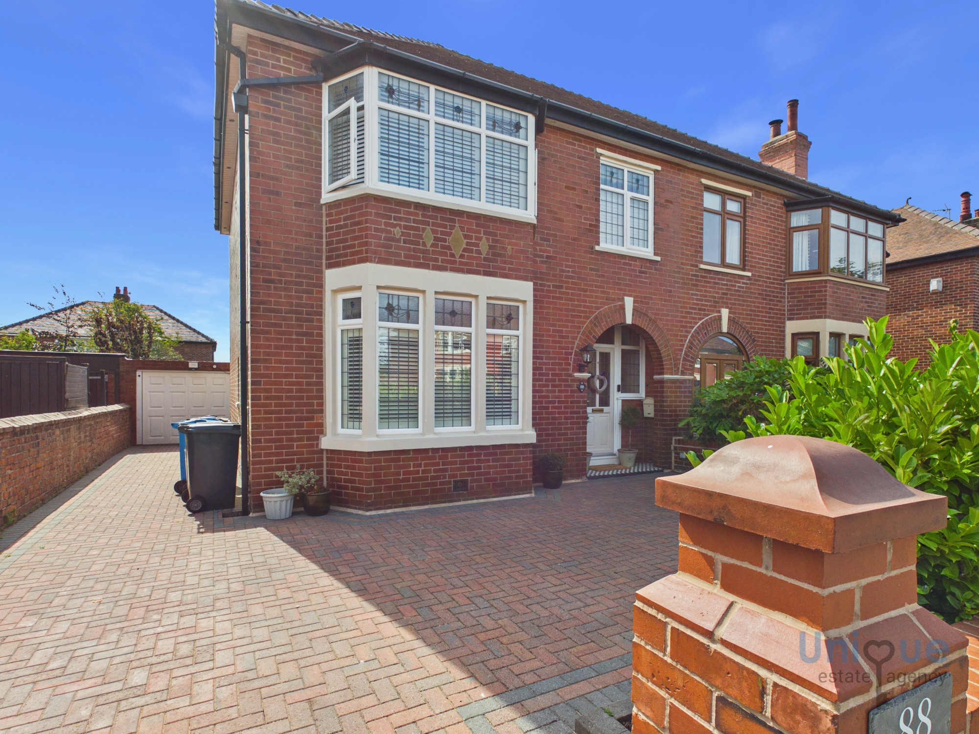 3 bedroom Semi-detached house Under Offer