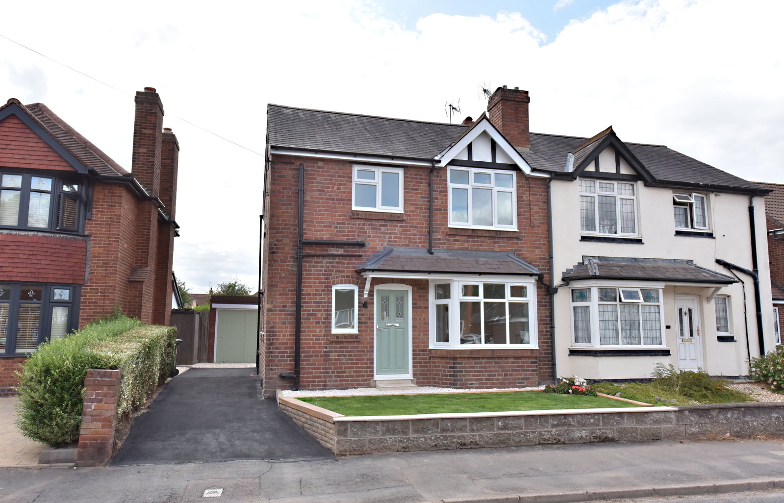 3 bedroom Semi-detached house Under Offer