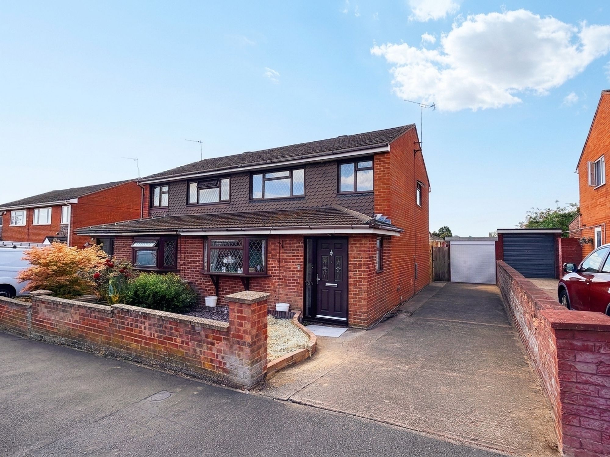 3 bedroom Semi-detached house Under Offer