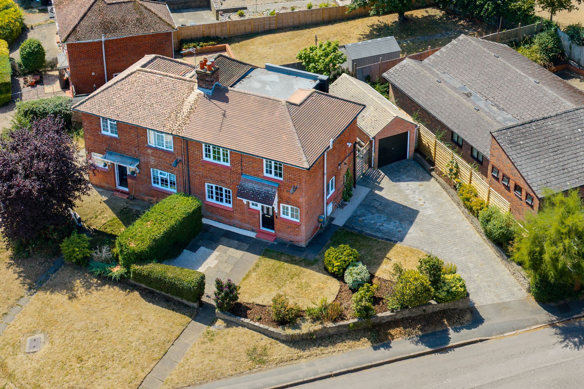 3 bedroom Semi-detached house Under Offer