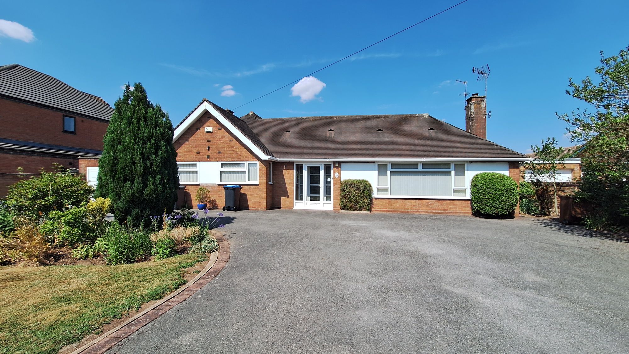 3 bedroom Detached bungalow For Sale