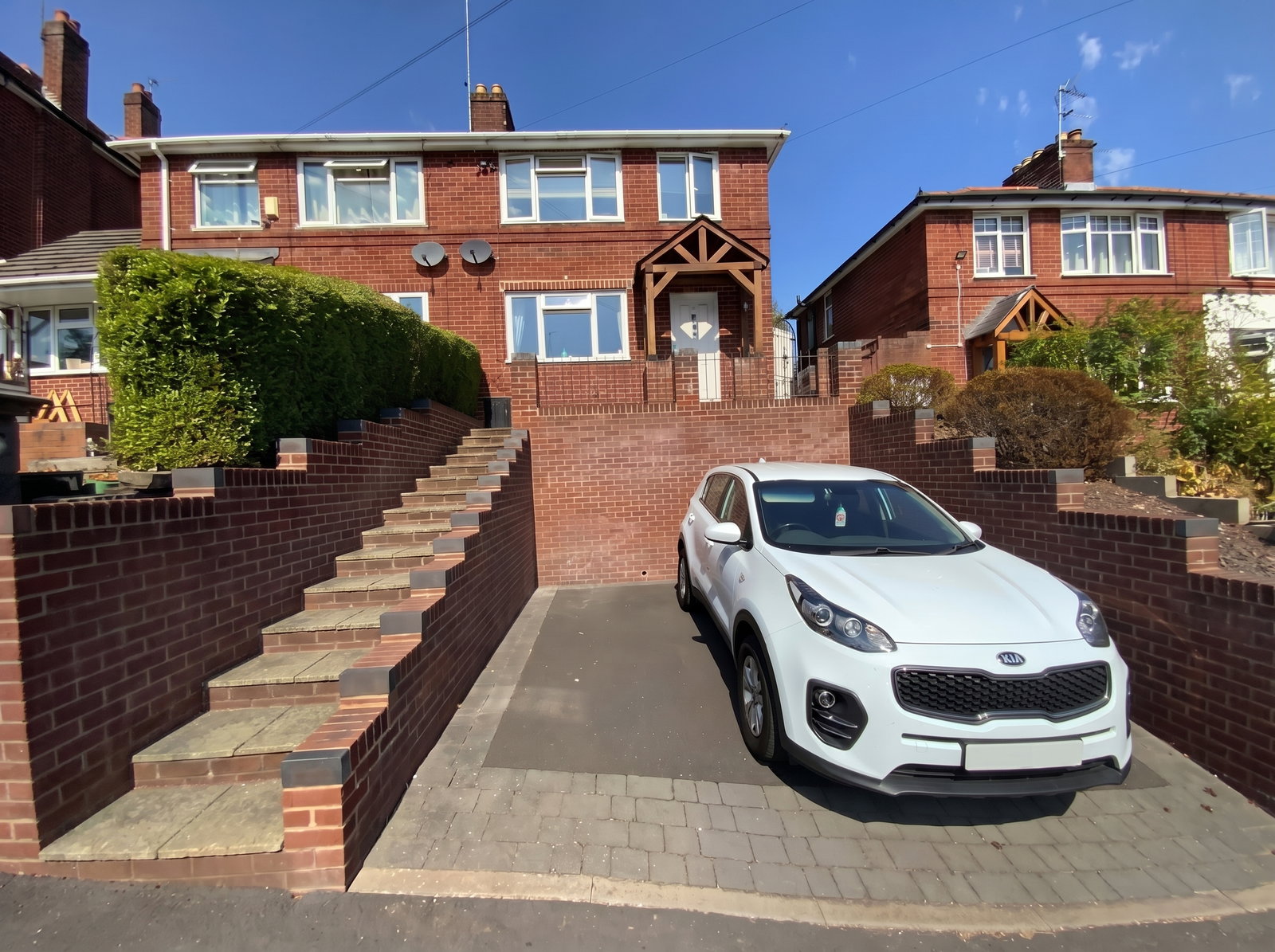 3 bedroom Semi-detached house Under Offer