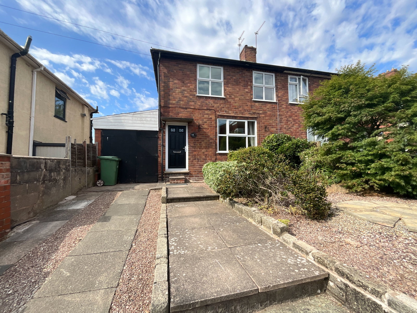 3 bedroom Semi-detached house Under Offer