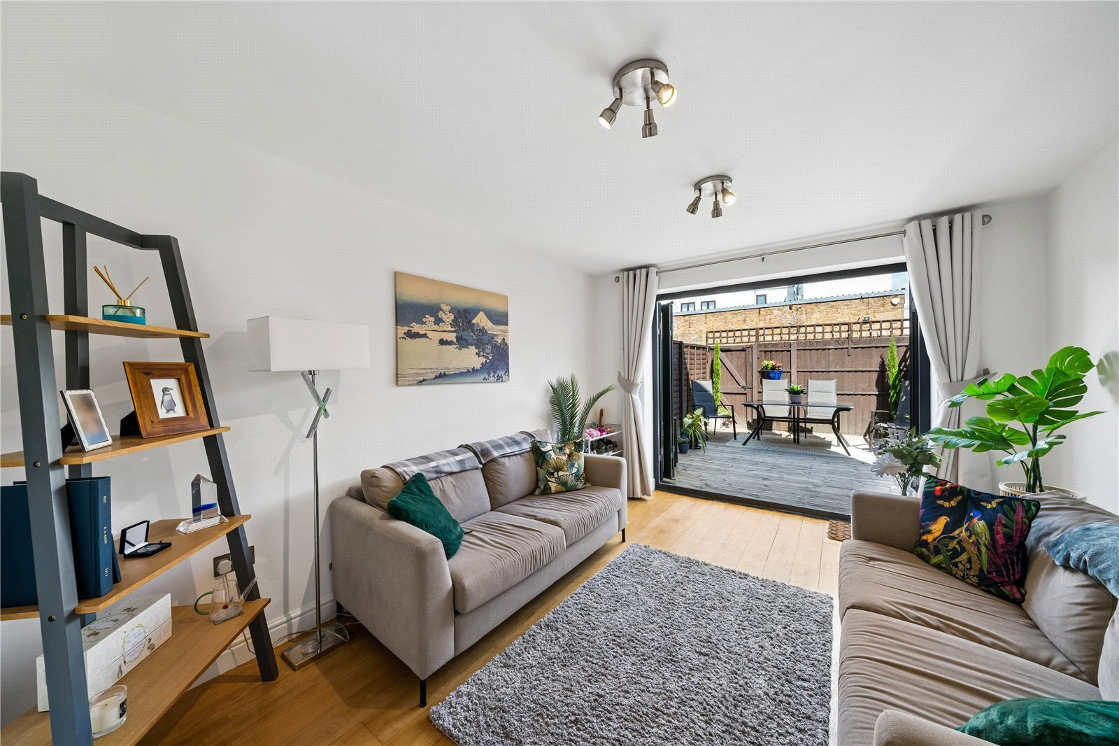 4 bedroom Flat For Sale