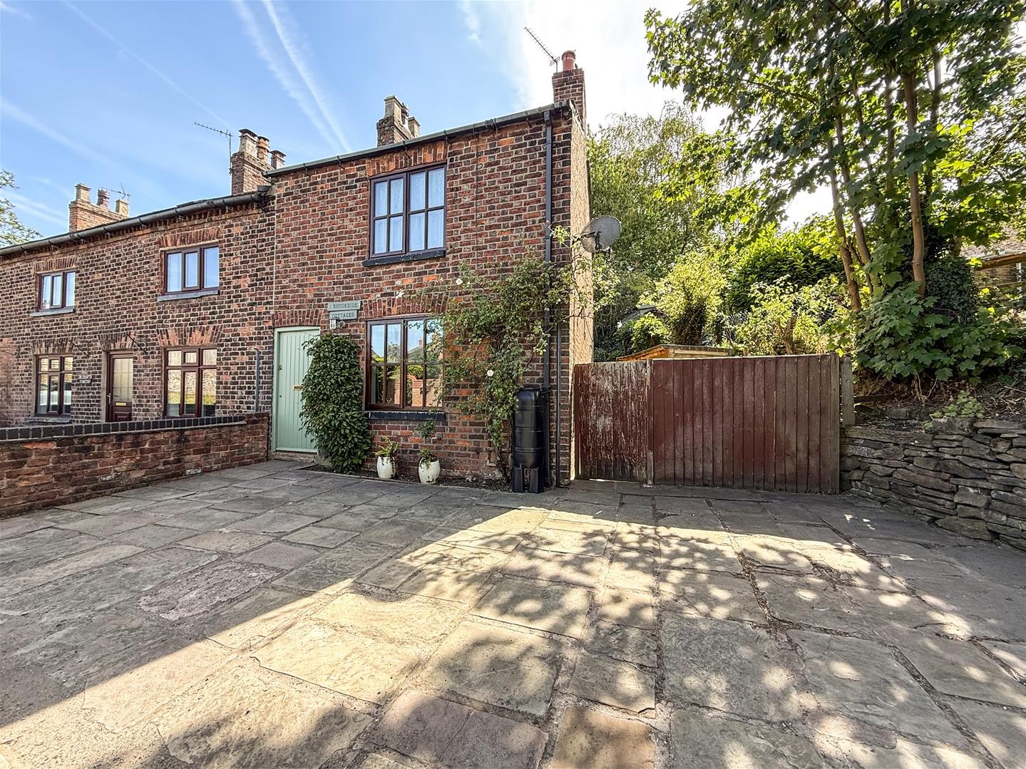 2 bedroom Cottage For Sale
