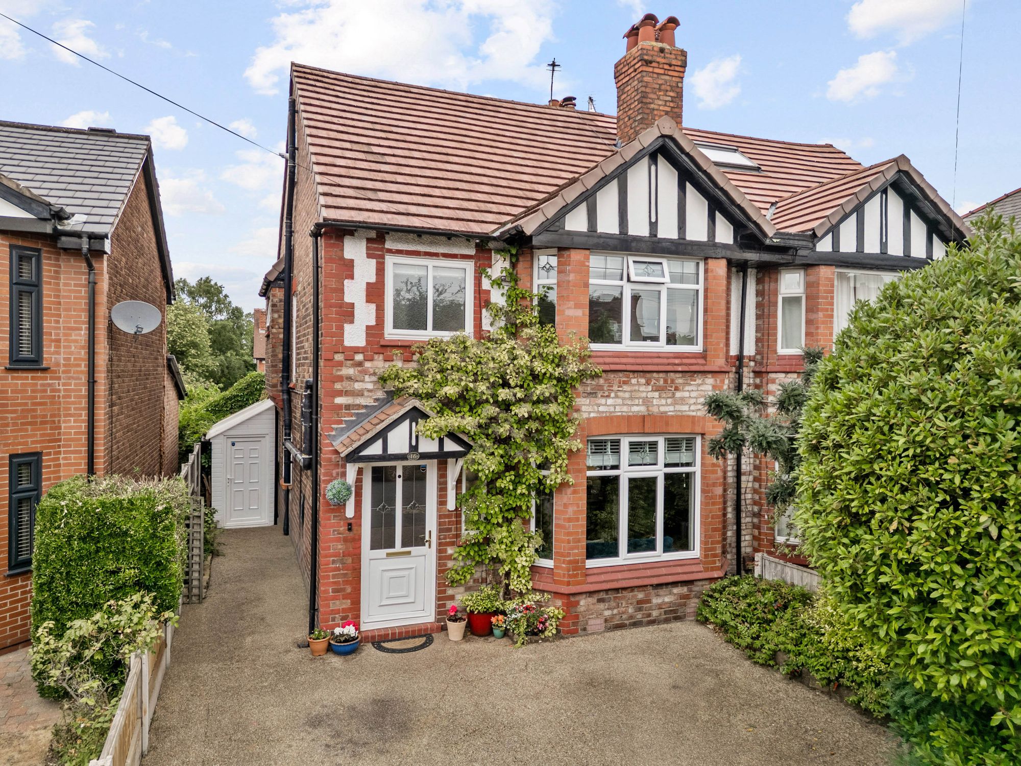 3 bedroom Semi-detached house Under Offer