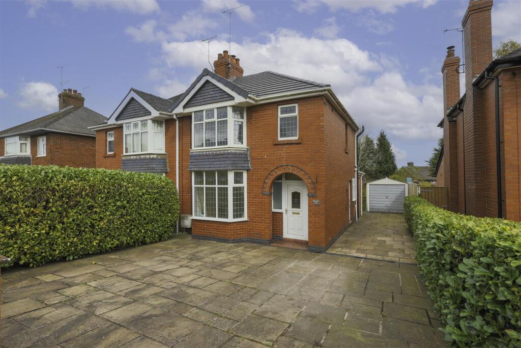 3 bedroom Semi-detached house Sold