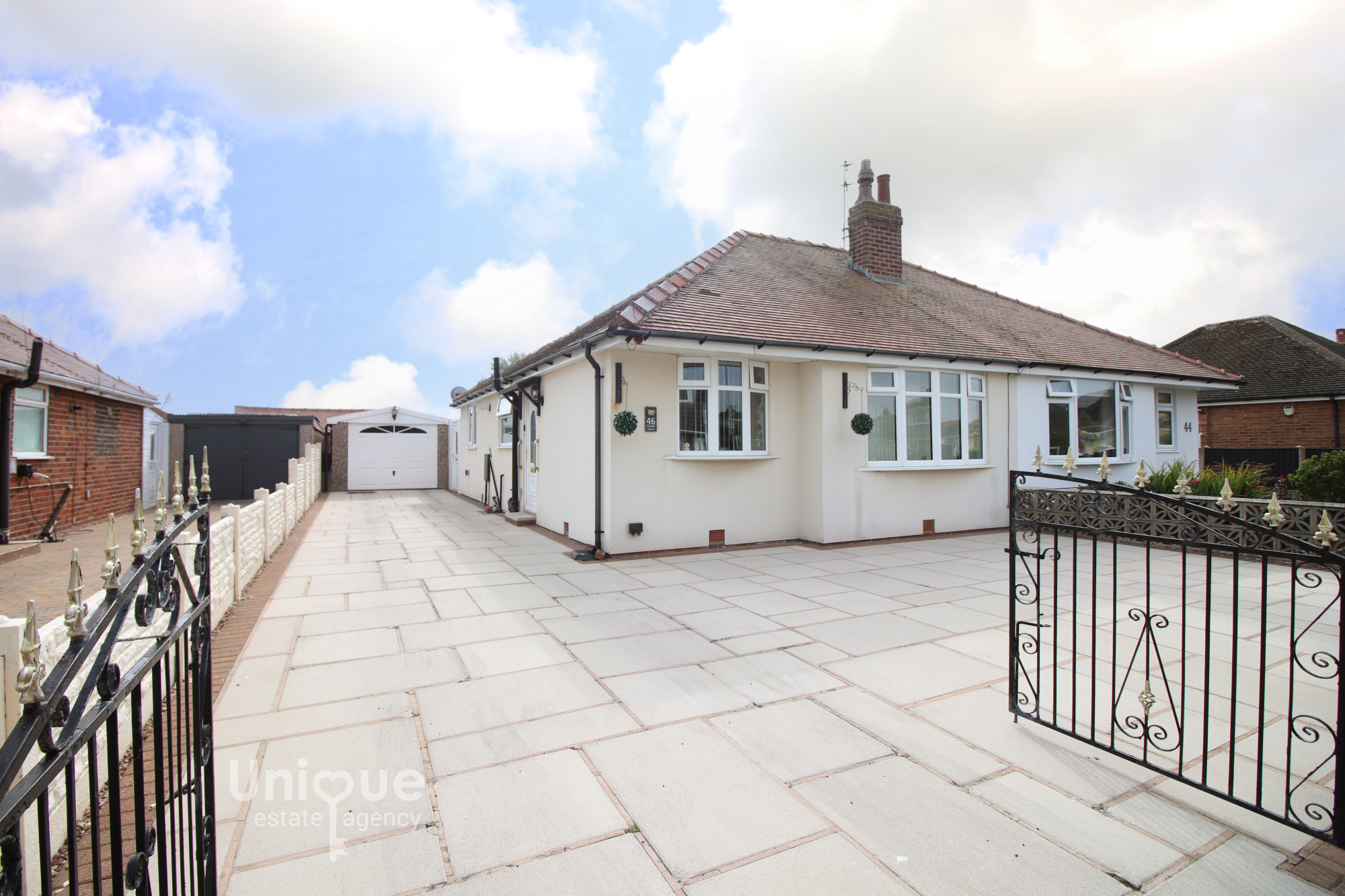 2 bedroom Detached house Under Offer