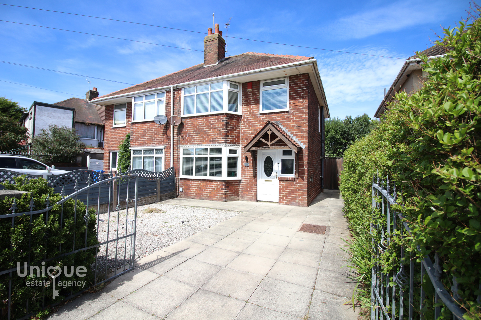 3 bedroom Semi-detached house Under Offer