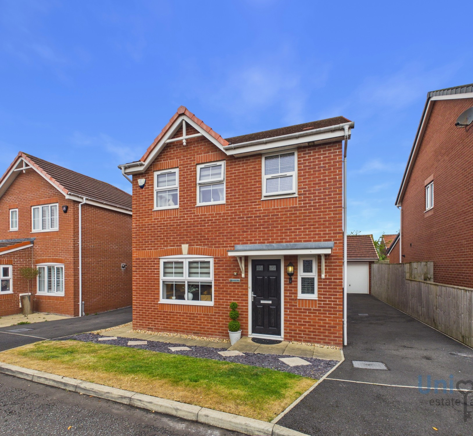 3 bedroom Detached house Under Offer