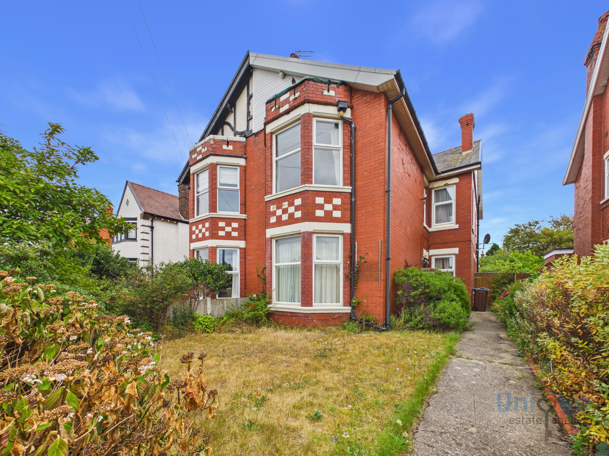 4 bedroom Semi-detached house Under Offer