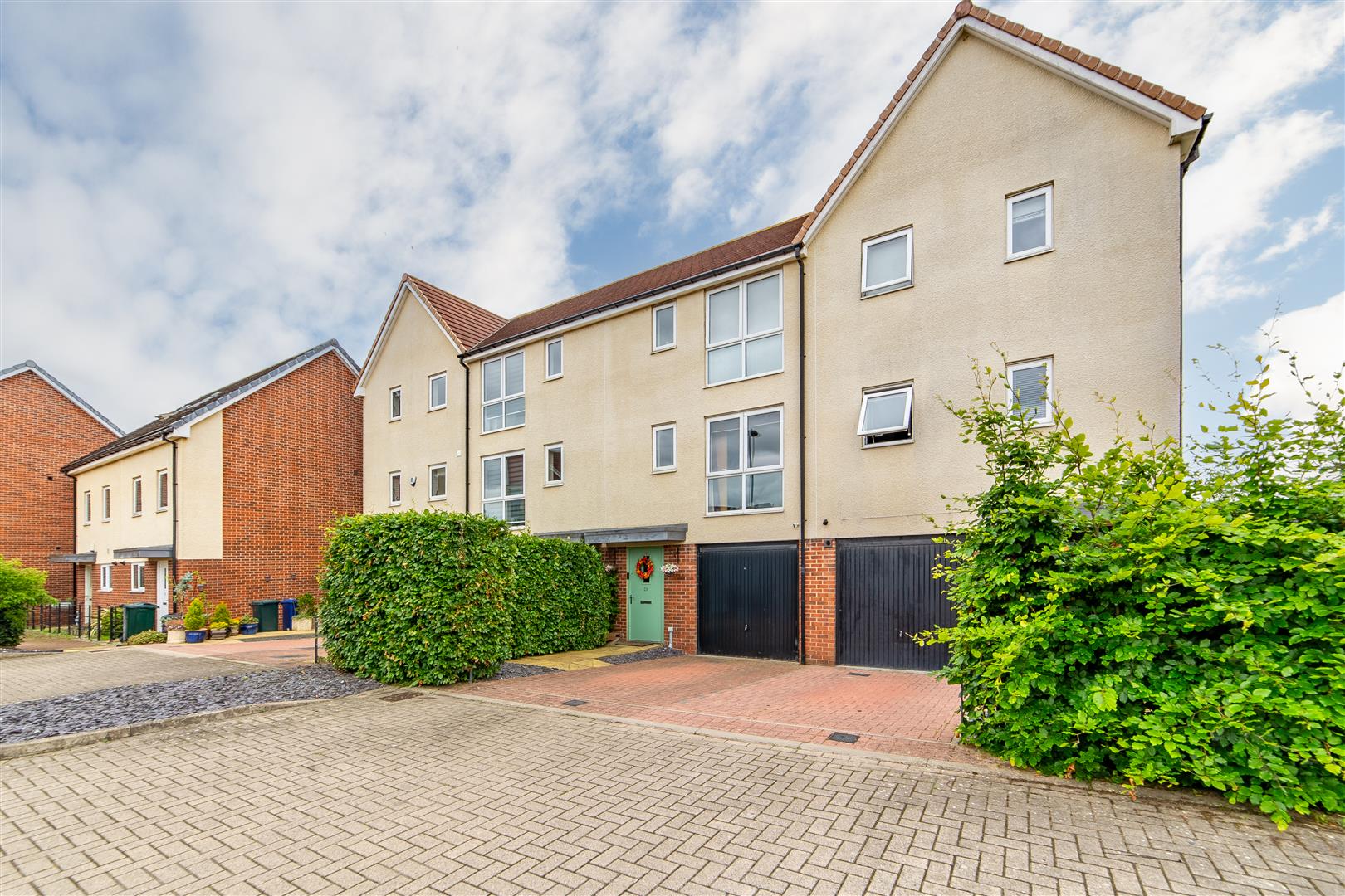 3 bedroom End of terrace house Under Offer