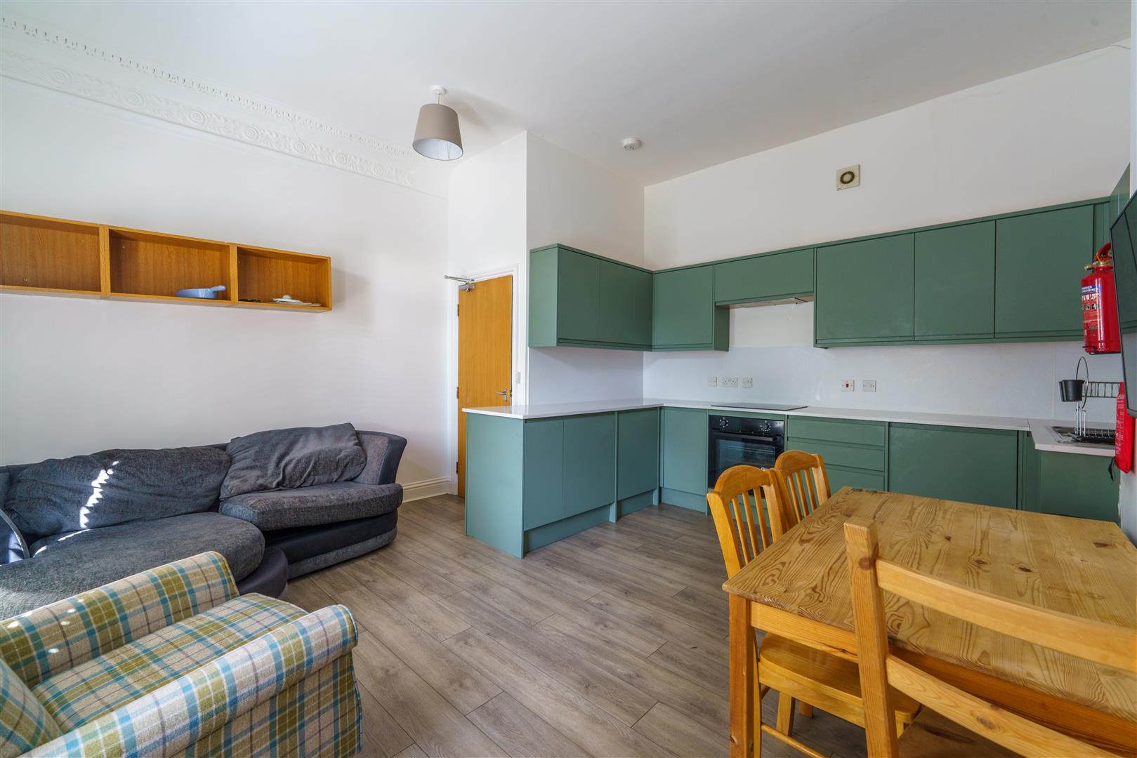 5 bedroom Apartment To Let
