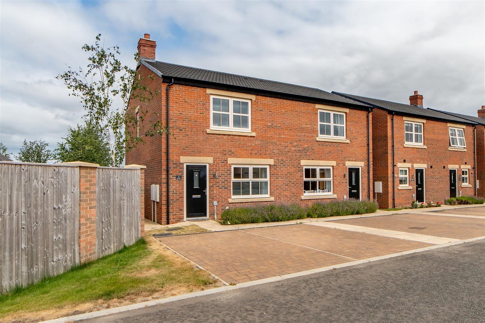 3 bedroom Semi-detached house Under Offer
