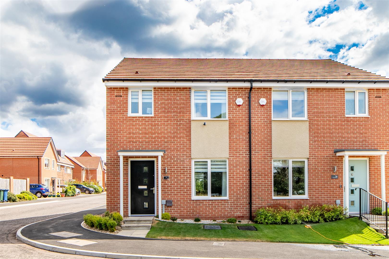 3 bedroom Semi-detached house Under Offer