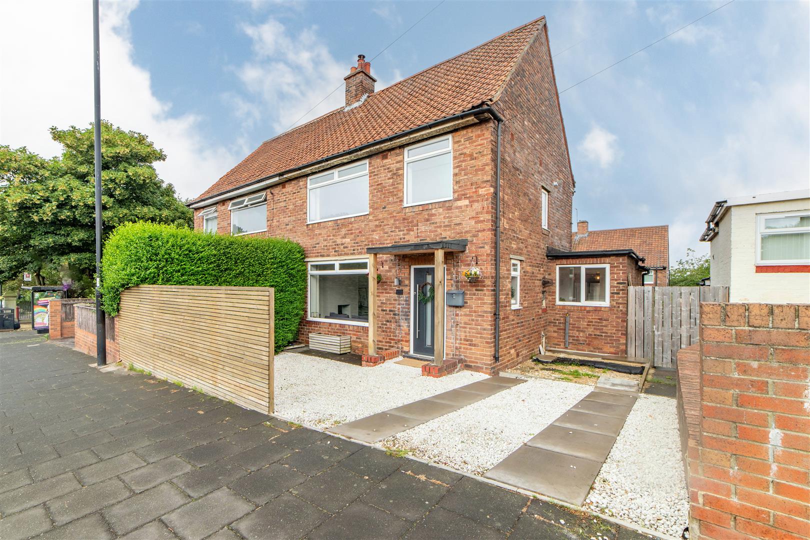 3 bedroom Semi-detached house Under Offer