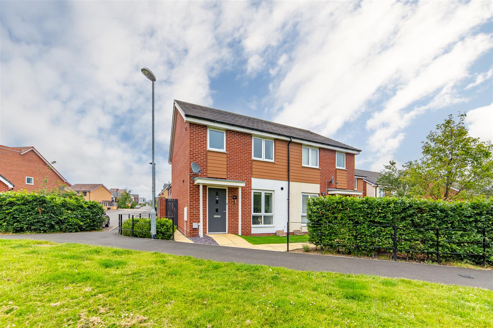 3 bedroom Semi-detached house Under Offer