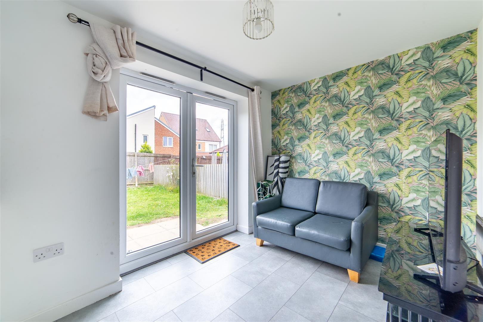3 bedroom Semi-detached house To Let