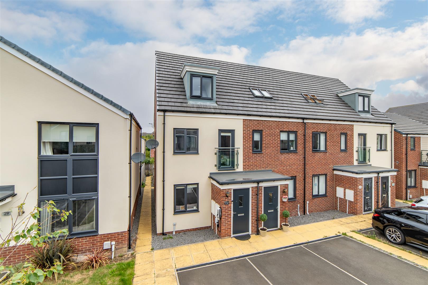 3 bedroom End of terrace house Under Offer