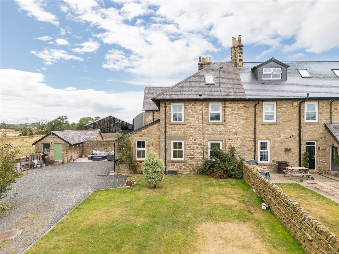 5 bedroom Semi-detached house For Sale