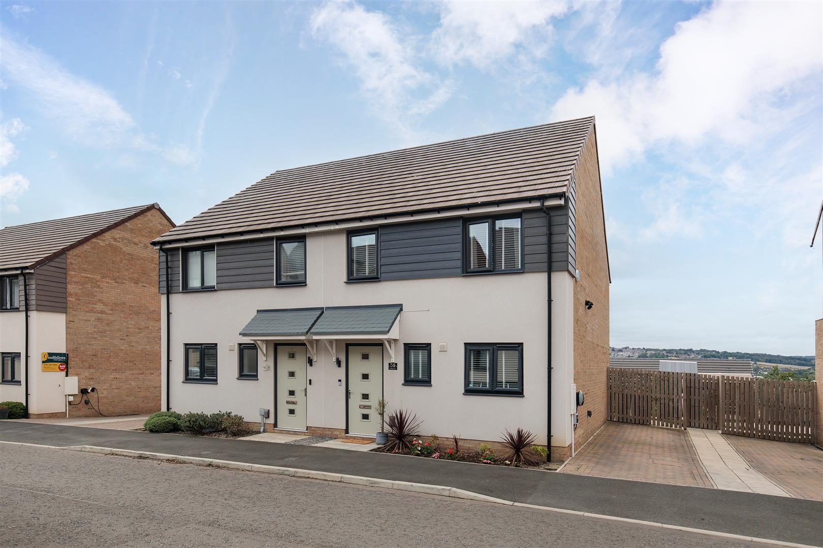 3 bedroom Semi-detached house Under Offer