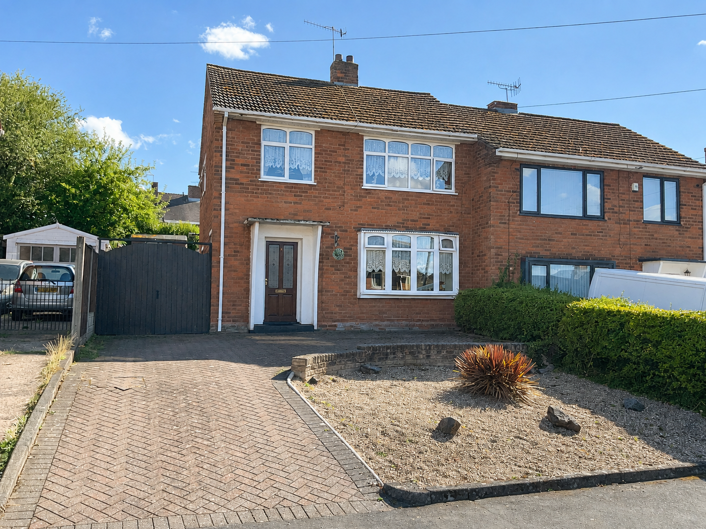 3 bedroom Semi-detached house Under Offer
