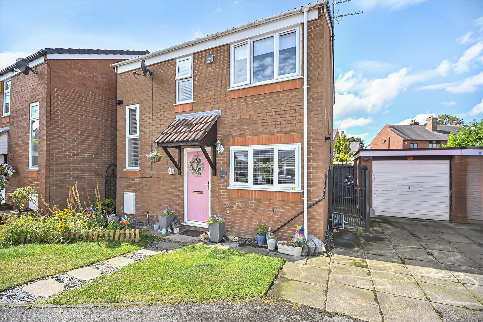 3 bedroom Detached house For Sale