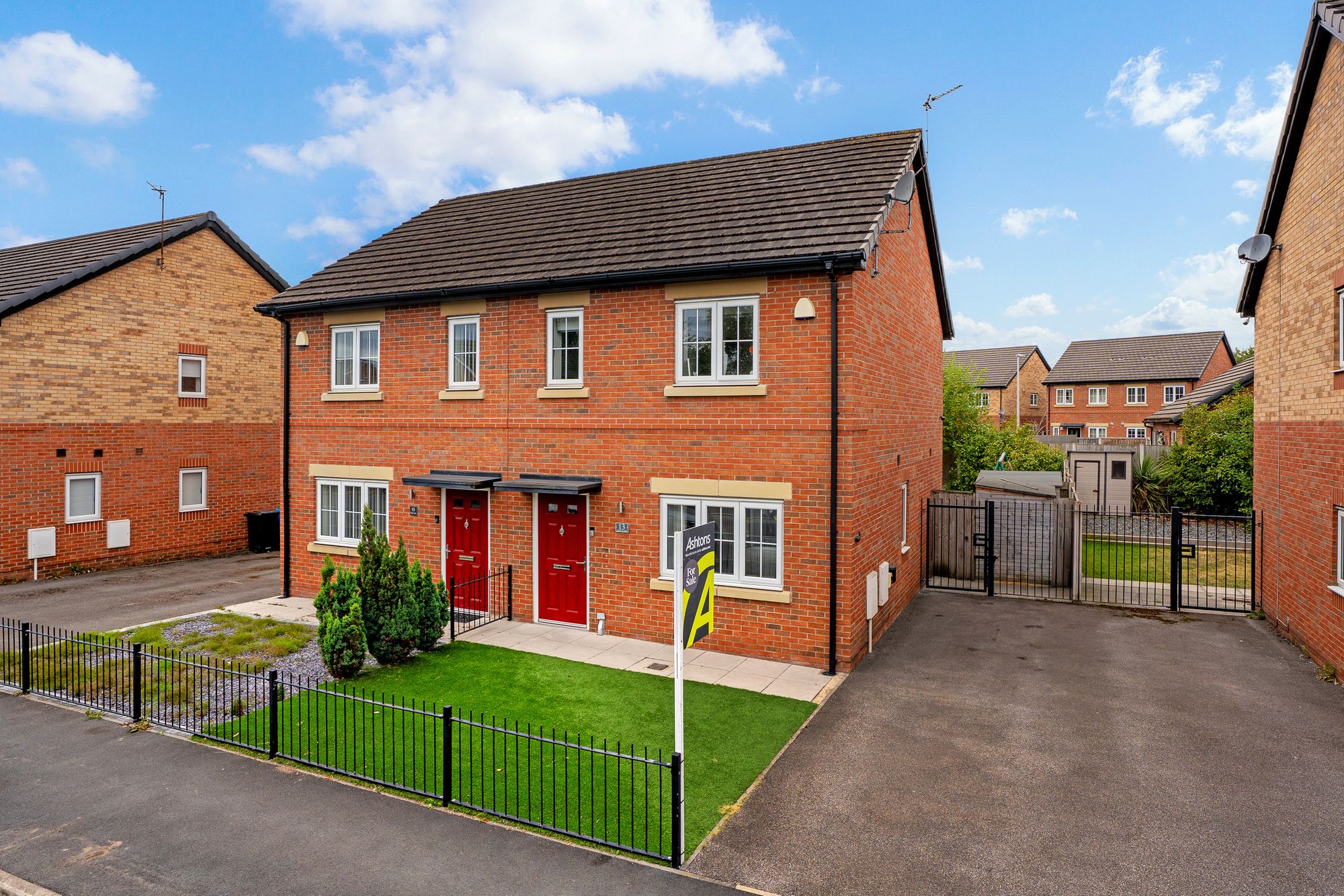 3 bedroom Semi-detached house Under Offer