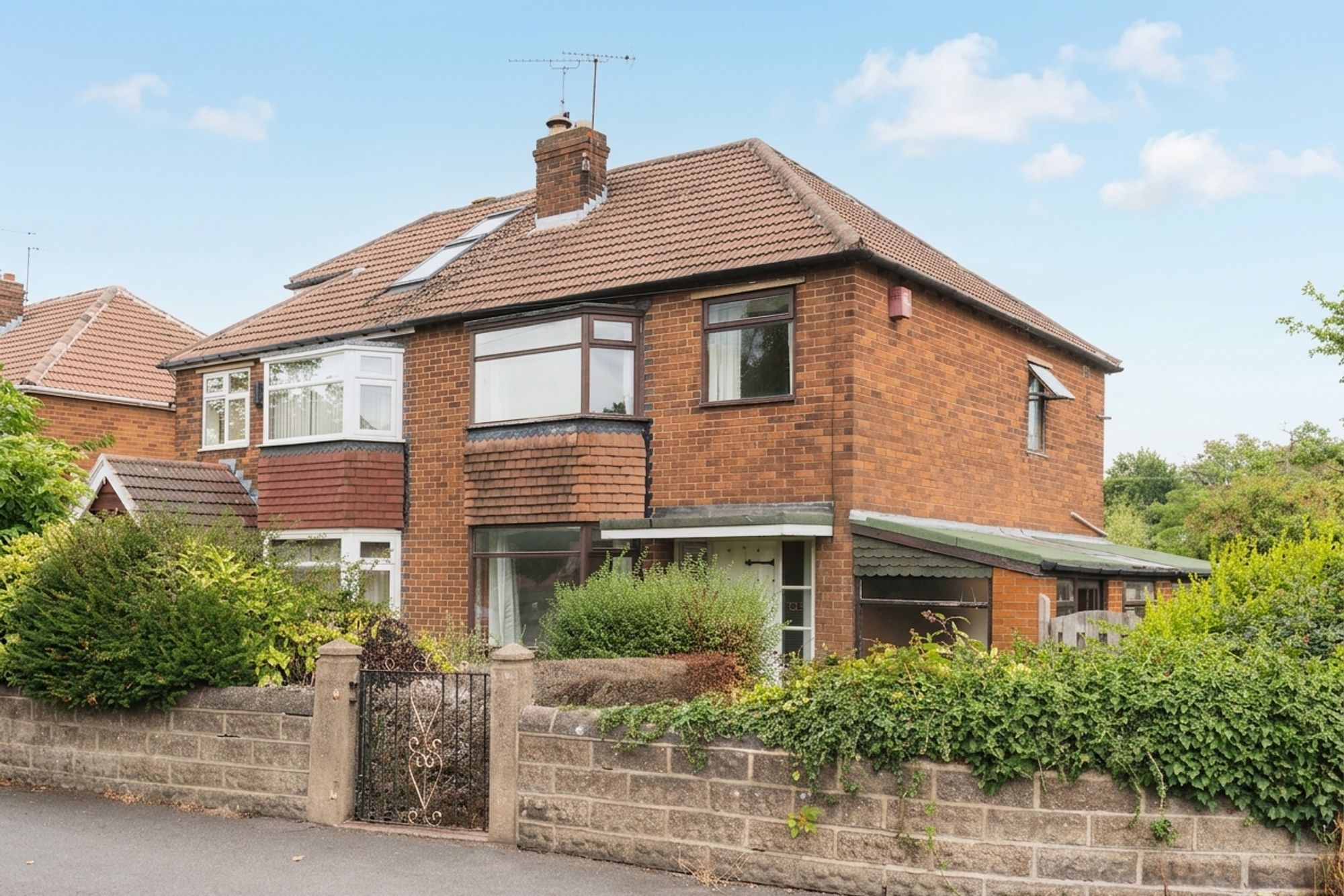 3 bedroom Semi-detached house Under Offer